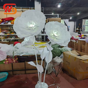 Lampe LED géante à 3 têtes en forme de fleur, faite à la main en organza, pour allée de mariage et décoration de fête - Product Image 4