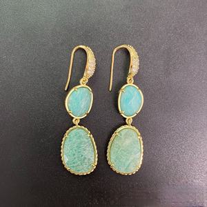 A761 Boucles <span class=keywords><strong>d</strong></span>'oreilles en cristal micro-pavé de zircon cubique avec pierre brute naturelle, boucles <span class=keywords><strong>d</strong></span>'oreilles pendantes en pierre amazonite plaquées or - Product Image 3