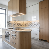 Armoires de cuisine bicolores en bois clair et blanc avec îlot incurvé et éclairage LED sous les armoires