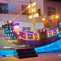 Jeux amusants dans les parcs d'attractions, dirigeables fous, vaisseaux spatiaux, excès de vitesse Pirates, bateaux et manèges à vendre