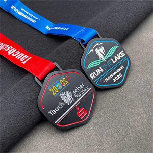 Set di Medaglie Doppie Artigianali per il Corsa in Acqua Run the Lake Tauchscher Stadtlauf, in Smalto Morbido Stampato a Rilievo, Placcato Nero, Premi per <span class=keywords><strong>la</strong></span> Corsa con Laccetti - Product Image 1