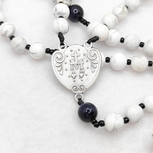 Rosario de una Década Completa con Medalla Milagrosa de Howlite Blanca de 8mm y Piedra Arenisca Azul, con Crucifijo del Perdón - Product Image 4
