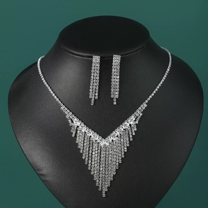 Nuova Borsa a Tracolla Nera in Raso con Nappa di Cristalli + Set di Gioielli con Strass Abbinati in Omaggio - Elegante Pochette da Sera per Feste e Matrimoni - Product Image 5