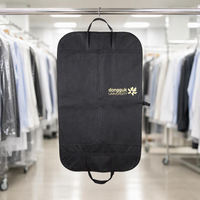 Sac de vêtement pliable en non-tissé imprimé sur mesure avec poignée de transport pour costumes, robes et manteaux – Emballage de détail en gros