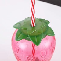 Gobelet à thé au lait en plastique en forme de fraise, 500 ml, étanche, réutilisable, résistant à l'eau bouillante, motif dessin animé estival, avec paille, pour boissons