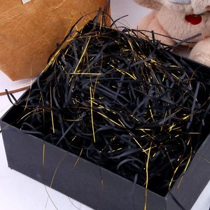 Elegante Carta Sminuzzata in PVC Nero e Oro con Taglio Ondulato per Scatole Regalo, Barattoli di Caramelle e Candele, e Regali Festivi - Product Image 1