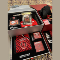 Boîte cadeau personnalisée de luxe en carton rigide écologique avec doublure en éponge et revêtement UV, kit de membre de club de football, chaussettes, logo personnalisé