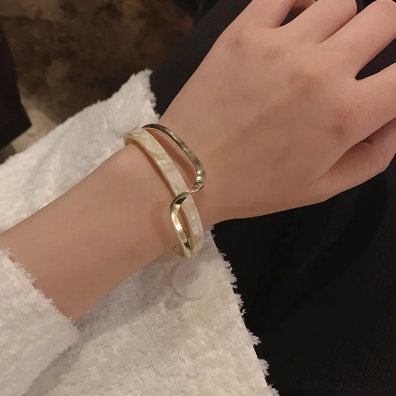 Nieuwe Eenvoudige Witte Schelpdieren Board Bocht Metalen Geometrische Overlap Azijnzuur Hars Open Bangle Voor Vrouwen Meisjes Sieraden