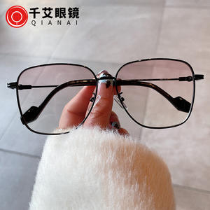 Gafas de sol cuadradas Qianai para mujer, montura dorada, lentes degradados grises, protección UV400, diseño irregular G5-77886 - Product Image 4