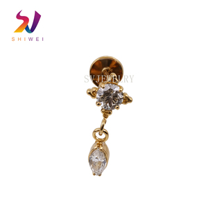 Pendiente de titanio G23 con flor colgante y circonita cúbica marquesa de base plana para perforaciones de cartílago, hélix, tragus y lóbulo - Product Image 1