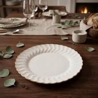 Assiettes de Présentation Modernes en Plastique Écologique de 13 Pouces, Bord Doré, Personnalisables, Jetables, pour Fêtes, Mariages, Traiteur, Utilisation sur Table (Vente en Gros)