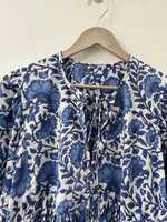 Robe d'été légère indienne faite à la main style Kyra en laine/nylon à imprimé floral bleu, taille naturelle, respirante