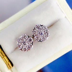E1692 Orecchini a Perno con Fiore in Oro Bianco, Zirconi Rotondi con Montatura a Griffe, Gioielli Classici da Sposa per Donna - Product Image 4