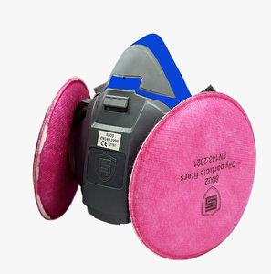 Respirateur demi-masque réutilisable avec filtres anti-particules roses remplaçables, modèle 8002, pour la protection contre la poussière - Product Image 4