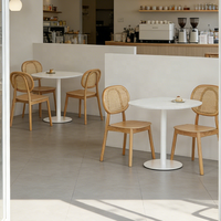 Table et chaises à manger blanches simples, meubles sur mesure pour pâtisseries et cafés, au design élégant et créant une ambiance cosy