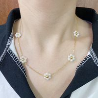 Colliers de bijoux personnalisés de bonne qualité, collier ras du cou Simple avec Six perles en plastique, colliers élégants à fleurs en plaqué or pour femmes