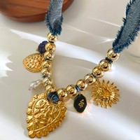 Collier Charme Femme Ilona Fashion en Acier Inoxydable 316 Plaqué Or, Grand Cœur Soleil, Pendentifs Multiples Synthétiques, Thème Bouddhisme, Automne Hiver