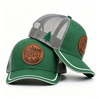 Gorra Trucker de Malla Estilo Forestal con Parche de Cuero Redondo, Gris, Transpirable, con Doble Línea Blanca Decorativa en la Parte Trasera