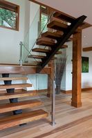 Escalier pliant moderne en bois massif Prima avec rampe en verre, design sans cadre, pour usage intérieur, idéal pour les projets résidentiels et villas.