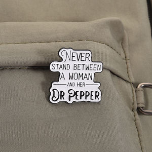 لا تقف أبدًا بين امرأة ودبابيس مشروبات مطلية بالمينا ودبابيس هدايا مجوهرات بالجملة - Product Image 3