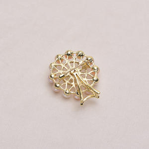 Broche en perles d'eau douce naturelles dynamiques, design moulin à vent et grande roue, fleur de poitrine, paire avec motif numérique - Product Image 4
