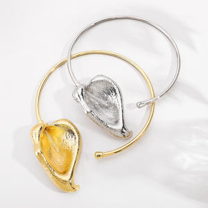 2025 nuevo collar de diseño de corazón de estilo de Metal grande exagerado Simple al por mayor collares de cuello tridimensional de hoja para mujeres - Product Image 5