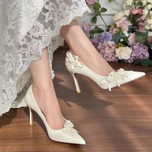 Zapatos de tacón de aguja con punta en satén para mujer, con flor de tela y decoración de lazo, ideales para novias. - Product Image 6