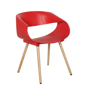 Vente en gros de chaises de salle à manger de mariage en résine plastique rouge meubles d'extérieur colorés simples sillas de comedor con patas de madera