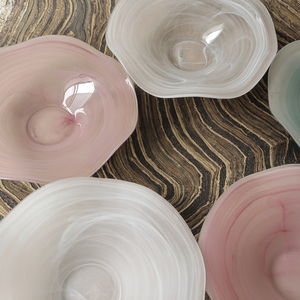 <span class=keywords><strong>Assiette</strong></span> ronde en <span class=keywords><strong>verre</strong></span> artisanal durable au design contemporain et moderne, motif uni, en stock pour les événements festifs et les mariages - Product Image 1