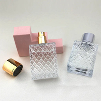 Flacon pulvérisateur de parfum en verre transparent de haute qualité 50 ml, design quadrillé gravé, impression sérigraphique, pompe pulvérisatrice, logo personnalisé BS