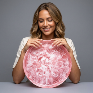 Plato Redondo de Resina Rosa Hecho a Mano, Ecológico, Apto para Lavavajillas, con Diseño Moderno Marmoleado - Product Image 1