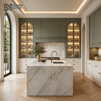 Meubles de cuisine de luxe modernes pour villa, îlot cascade en quartzite Patagonia exotique, et garde-manger haut en noyer fumé pour penthouse