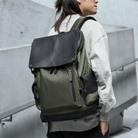 Sac à dos élégant pour ordinateur portable avec rabat, logo personnalisable disponible, résistant à l'eau, multiples poches de rangement pour les trajets professionnels
