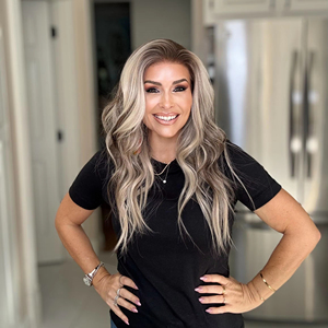 Perruques CARKIRA 13x6 Lace Front Wig Blond Cendré Ondulé Synthétique Sans Colle Résistant à la Chaleur 24 Pouces Fibres Synthétiques - Product Image 1