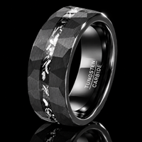 Bague de mariage pour homme JLM en carbure de tungstène noir 8 mm, facettée, martelée, avec incrustation de météorite écrasée