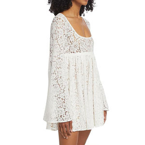Robe courte blanche en dentelle à col carré et taille froncée, sur mesure pour femme, haute qualité, 65% coton 35% nylon, broderie. - Product Image 2
