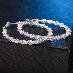 El fabricante de joyas de aleación plateada de moda, simple y elegante suministra pendientes redondos para mujer, populares para exportar a - Product Image 3