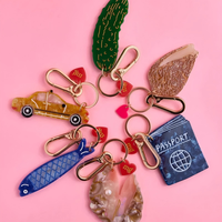 Groothandel Cartoon Acryl Sleutelhanger Bedel Fruit Bloem Golfkar Design Tas Charm Mode Metalen Karabijnhaak Sleutelring