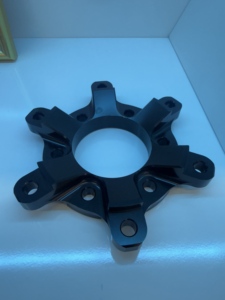 Servicio de mecanizado CNC de piezas de acero inoxidable con recubrimiento en polvo de anodizado rojo y negro, oxidación y mecanizado CNC de 5 ejes en aluminio, de Source Factory. - Product Image 6