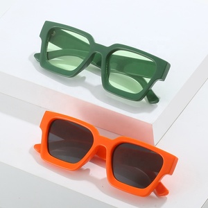 Lunettes de Soleil UV400 à Logo Personnalisé pour Femmes et Hommes, Monture Carrée Vintage Jaune Rouge Bleu avec Protection Solaire - Product Image 4