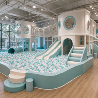 Structure de jeu intérieure commerciale compacte bleue et blanche avec piscine à balles, tunnel, espace de ramassage et tour de jeu pour opérateurs de centres de divertissement familial (FEC)