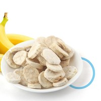 Krokante, taai gevriesdroogd fruit voor gezonde snacks en onderweg voeding van halve bananenreepjes