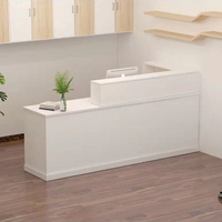 Bureau d'accueil personnalisé avec bordure colorée pour hôtels et hôpitaux, bureau en bois polyvalent au design minimaliste