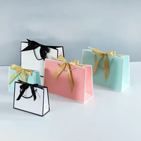 Emballage de shopping de boutique avec poignée en ruban de luxe Sacs cadeaux en papier fourre-tout européens imprimés personnalisés avec logo