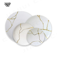 Ensemble luxueux d'assiettes en porcelaine Design craquelé doré inspiré de Kintsugi pour des paysages de table de mariage élégants