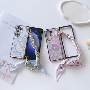 เคสโทรศัพท์ PC แบบวินเทจพร้อมผ้าพันคอไหมสายโซ่สีทองสำหรับ Samsung Galaxy <span class=keywords><strong>Z</strong></span> <span class=keywords><strong>Fold</strong></span> 6 5 <span class=keywords><strong>4</strong></span> 3 VIVO <span class=keywords><strong>Xiaomi</strong></span> <span class=keywords><strong>Fold</strong></span> 2 3ล่าสุด - Product Image 4