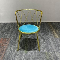 Chaises de salle à manger élégantes en métal à dossier en X avec finition dorée – Sièges stylés pour restaurants de prestige et projets de cafés modernes