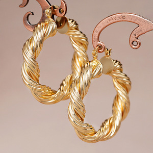 Orecchini a Spirale in Metallo per Donne, Gioielli Minimalisti e Audaci, Accessorio di Moda per Uso Quotidiano - Product Image 1
