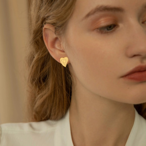 ต่างหู HOVANCI รูปหัวใจแบบกลวง ทำจากสแตนเลสสตีลกันน้ำ ชุบทอง 18K PVD - Product Image 4