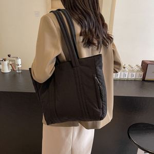 Sac fourre-tout matelassé léger et moelleux sur mesure, grande capacité, sac à bandoulière matelassé pour usage quotidien féminin – Vente en gros directe usine - Product Image 2